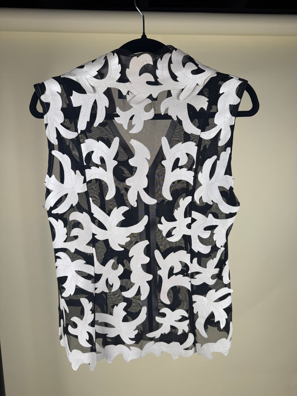 Kluger Furs 1990s Sleeveless Leather Appliqué Mesh Vest with Scalloped Hem - photo 7