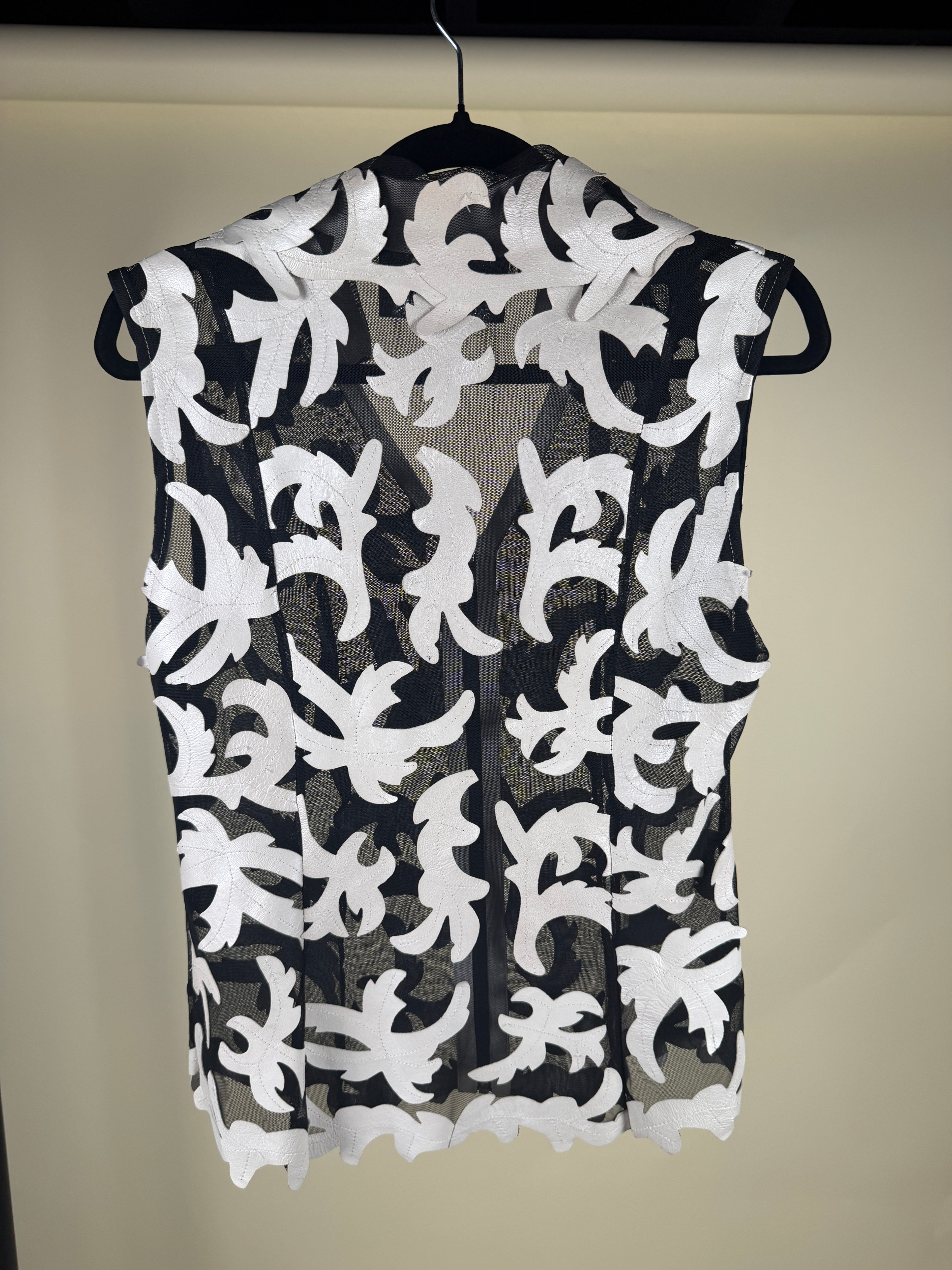 Kluger Furs 1990s Sleeveless Leather Appliqué Mesh Vest with Scalloped Hem - photo 7